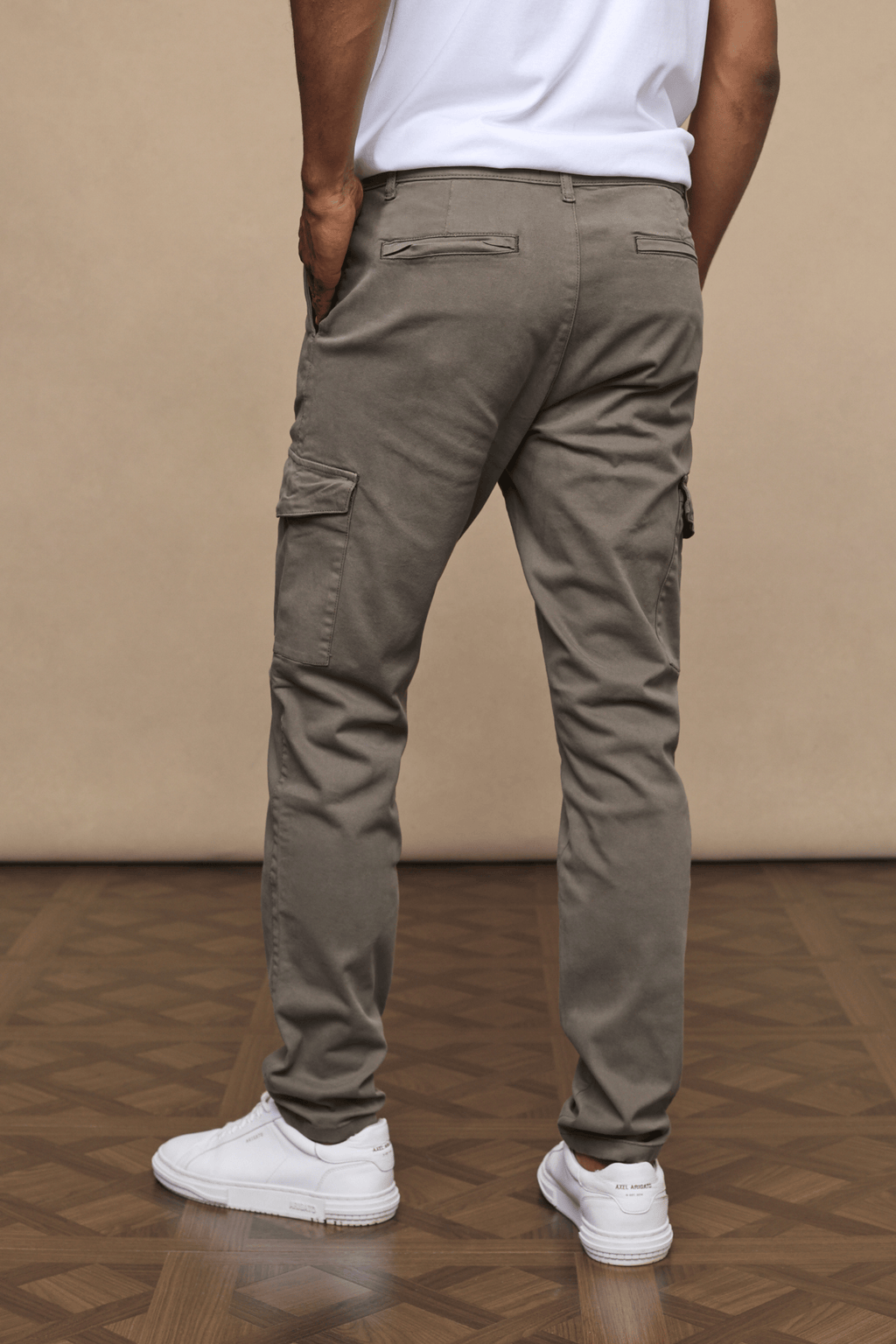 Lenox Cargo Bukser Dame i Mørk Oliven med Lige Benpasform og Praktiske Lommer 1